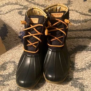 Women’s Saltwater Quilt Black Sperry Rainboot in size 9